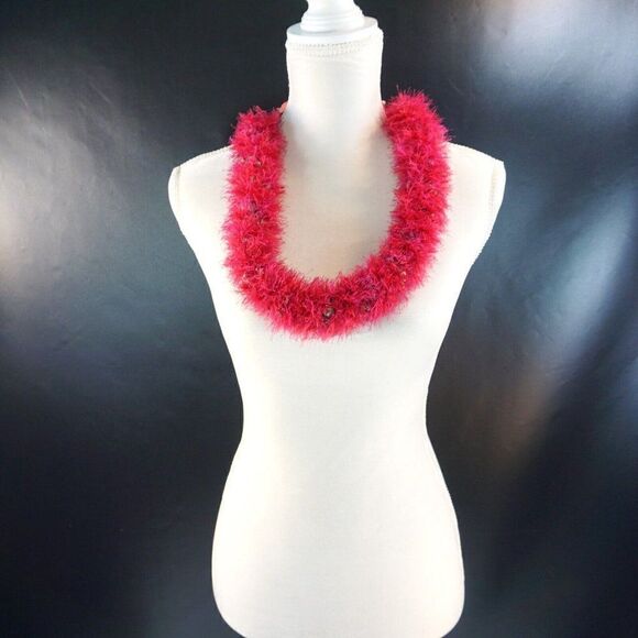 Akulikuli Koa Lei Magenta Eyelash Yarn Tie-Ribbon With Faux Kukui Nut 26" - Picture 2 of 7